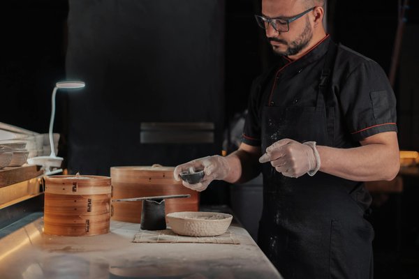 Comment gérer efficacement un service de restauration rapide dans un environnement urbain ?