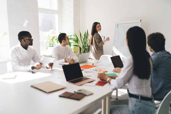 Quelles stratégies adopter pour introduire des plats végétaliens dans un steakhouse traditionnel ?